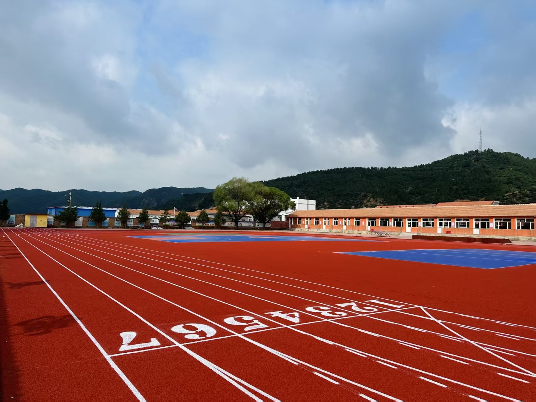 莆田市自结纹塑胶跑道复合型塑胶跑道 - 价格